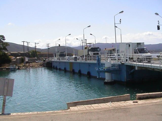 Schwimmende Drehbrücke verbindet die Insel.